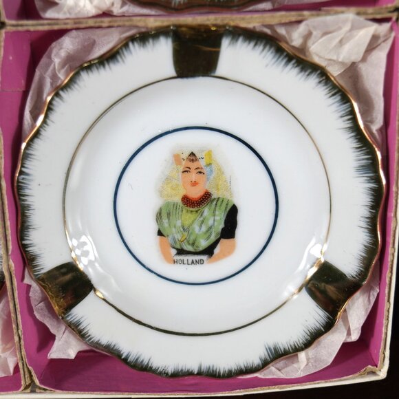 Vintage Holland Ashtray Set Traditional Dutch Costume Porcelain w/ Gold Trim - Picture 7 of 15